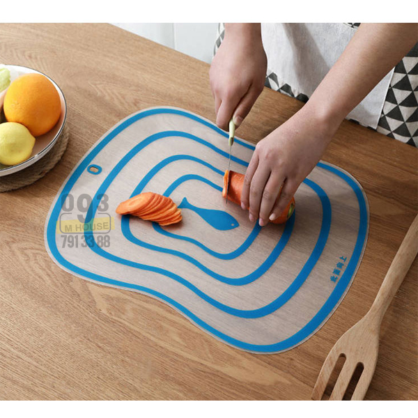 Flexible plastic cutting board.