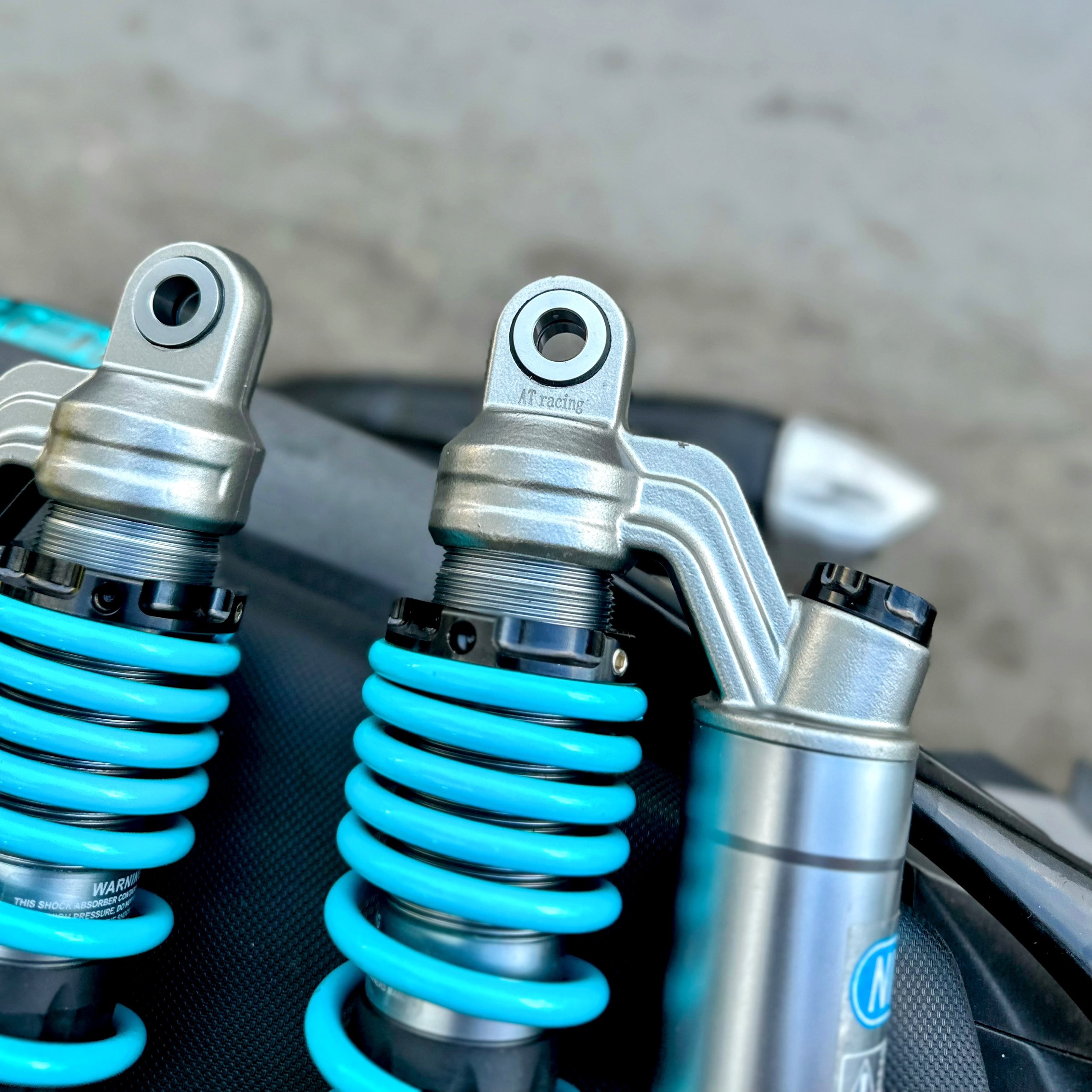 Wave / Sirius Rear Forks Have a Yellow Oil Tank That Can Be Installed on Many Other Vehicle Models.
