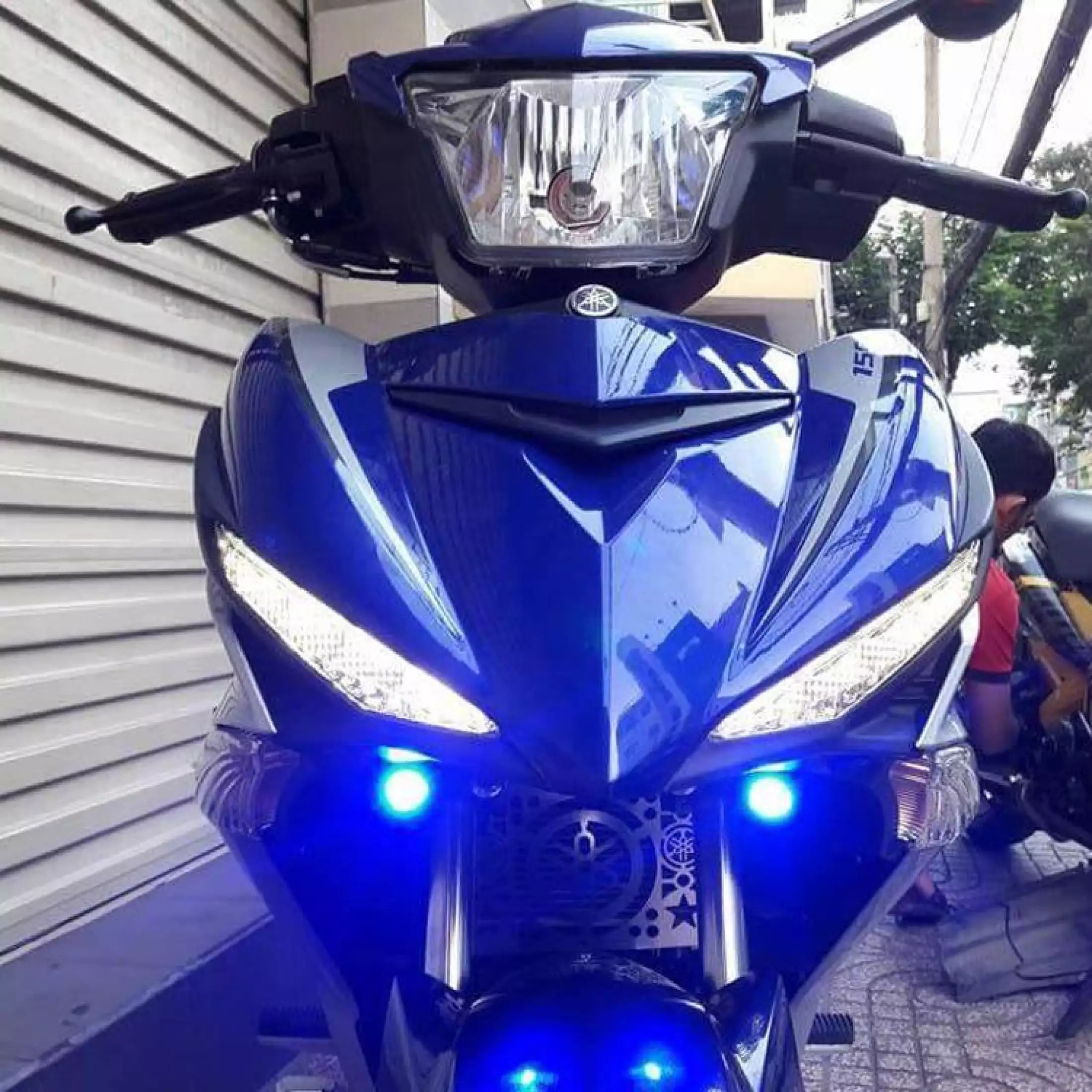 Bộ 2 đèn led nút áo lớn độ xe máy - Sáng Xanh DƯƠNG