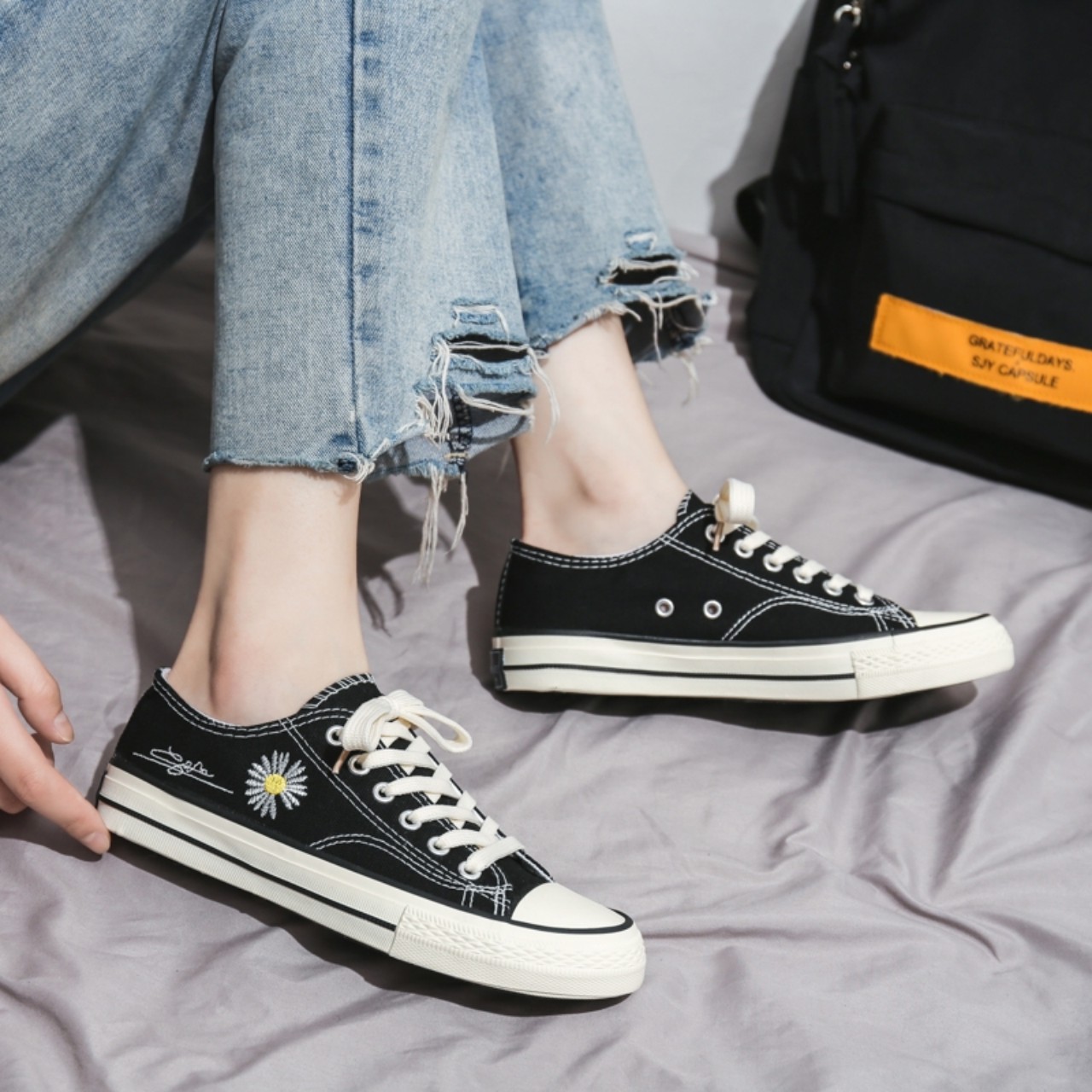 giày sneaker nữ thêu hoa cúc