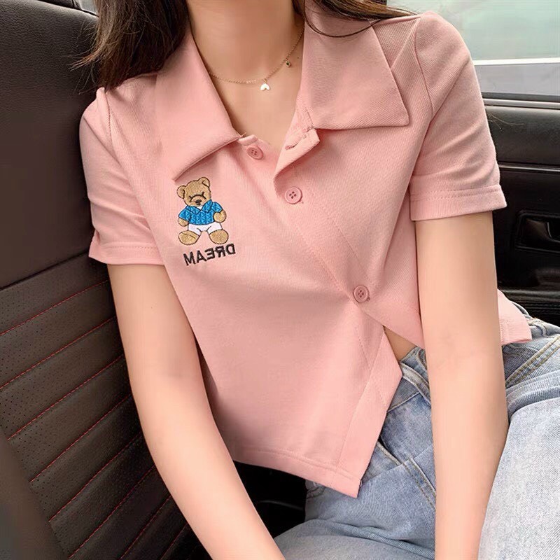 Áo thun cổ sơ mi vạc chéo logo thêu