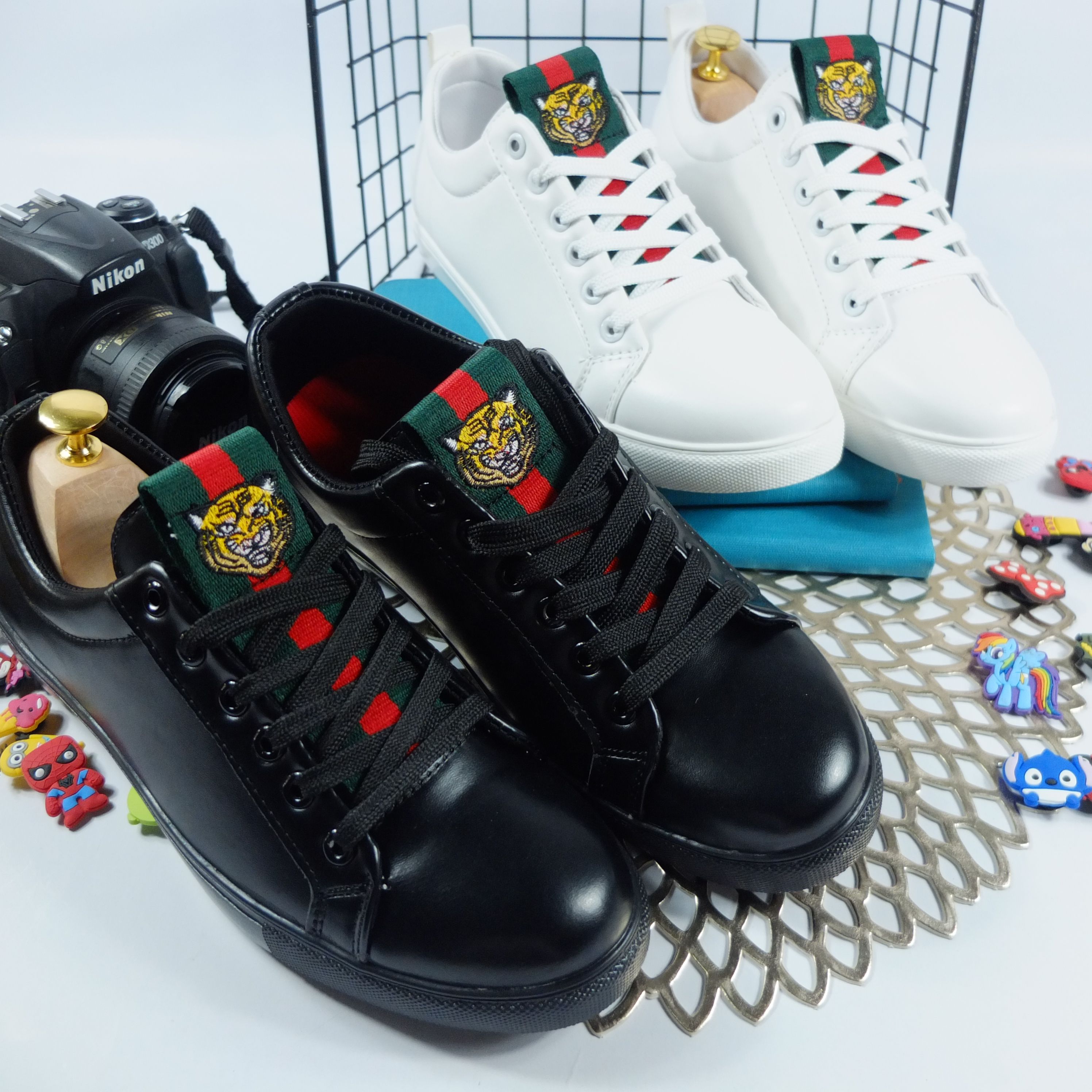 GIÀY NAM THỂ THAO THÊU MẶT HỔ XANH ĐỎ - GIÀY NAM CÓ 2 MÀU TRẮNG VÀ ĐEN