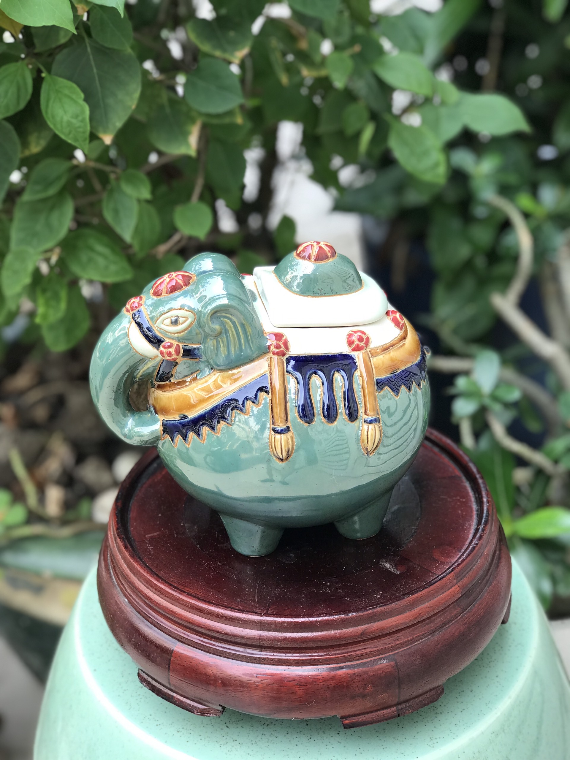 Voi kẹo gốm sứ trang trí Nam Bộ
