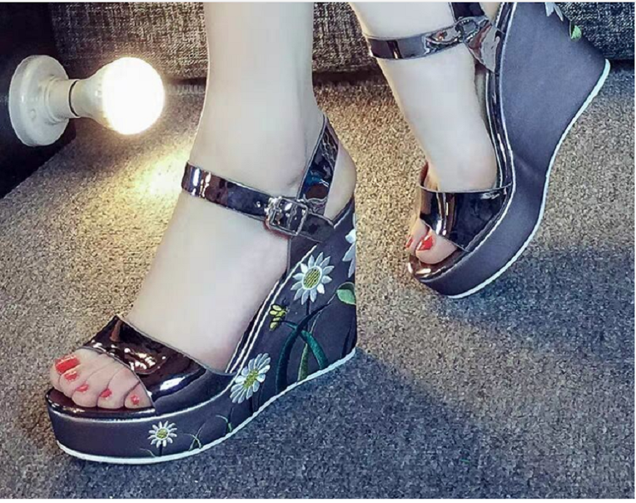 Sandal nữ đế xuồng thêu hoa