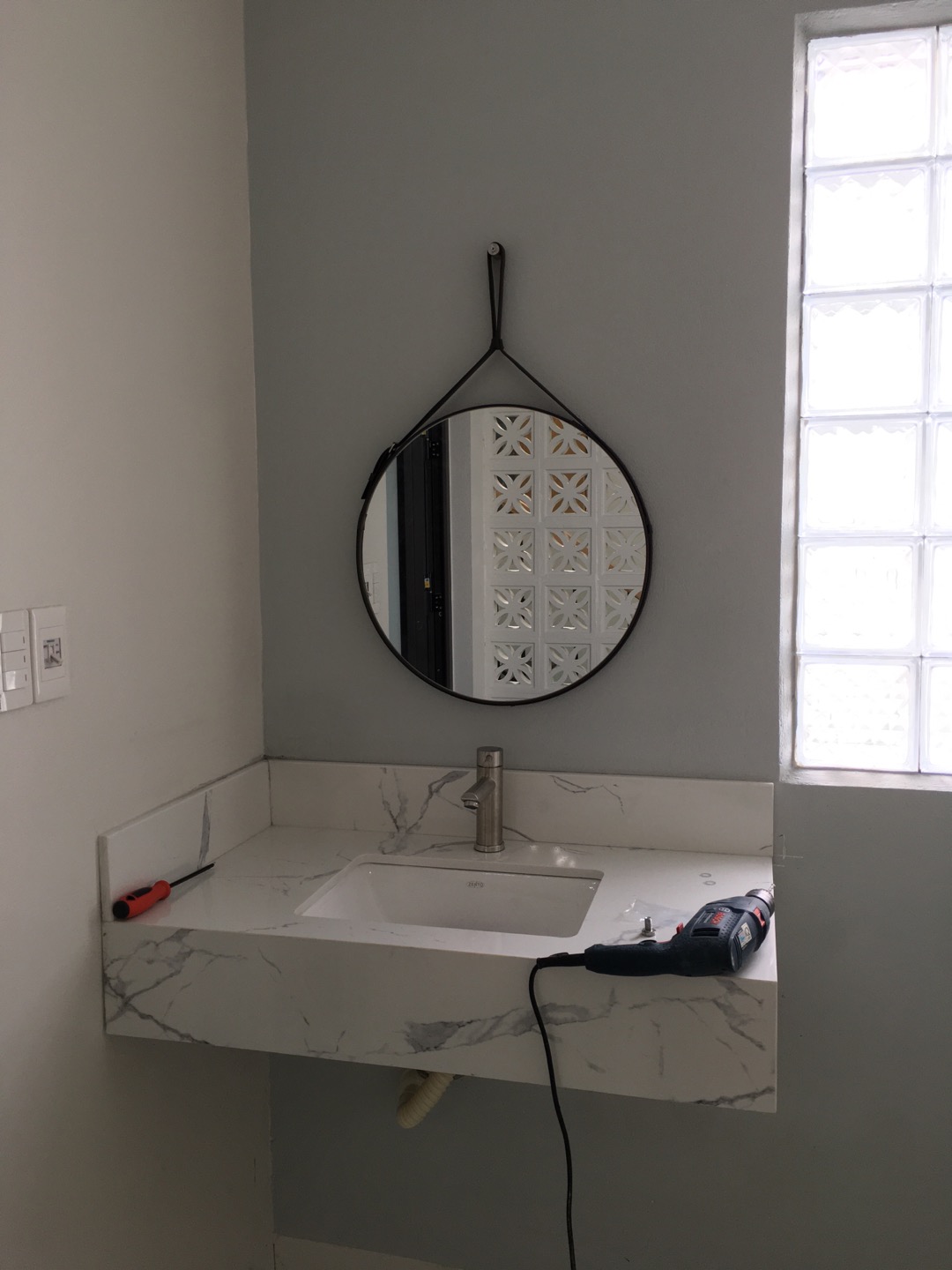 Gương treo tường dây da