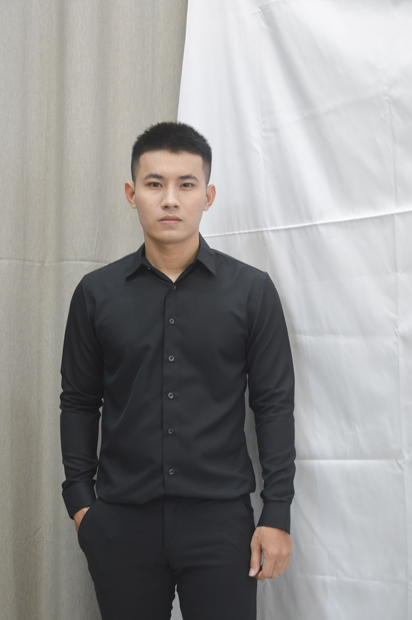 Áo sơ mi nam ôm body màu đen chất liệu cotton lụa