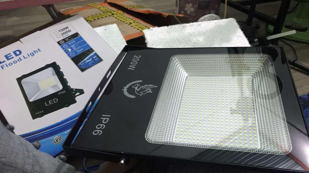 Đèn pha 200w mặt kính ip66 mẫu mới - siêu sáng