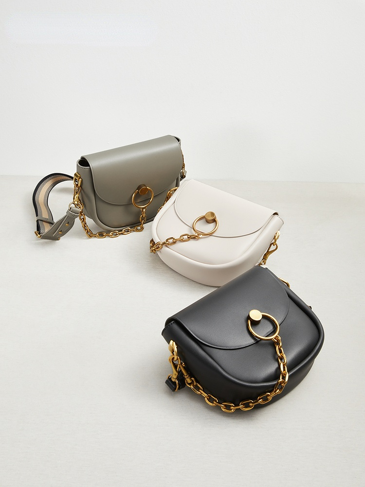 CHARLES and KEITH CK2-80270727 Túi Messenger nữ