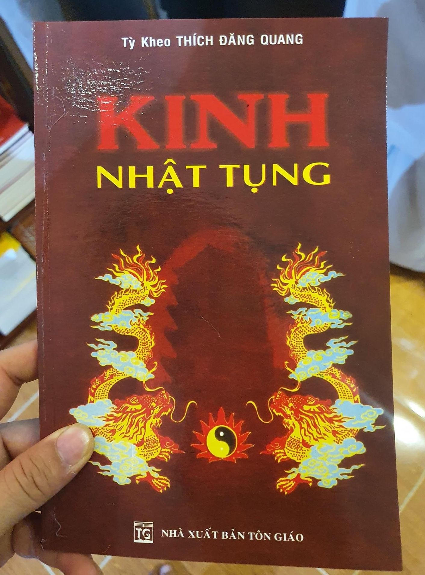 Kinh nhật tụng bìa rồng