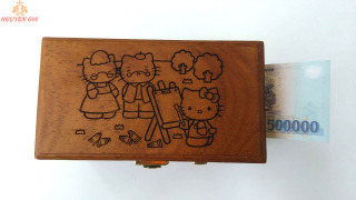 Hộp đựng tiền tiết kiệm có mật khẩu bằng gỗ mẫu gia đình Hello Kitty an thumbnail
