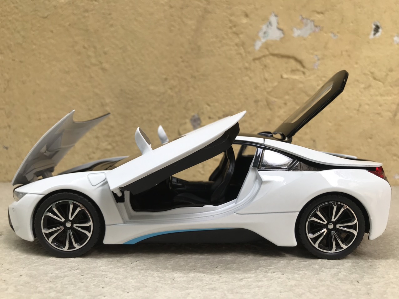 Mô hình xe ô tô BMW I8 1:24
