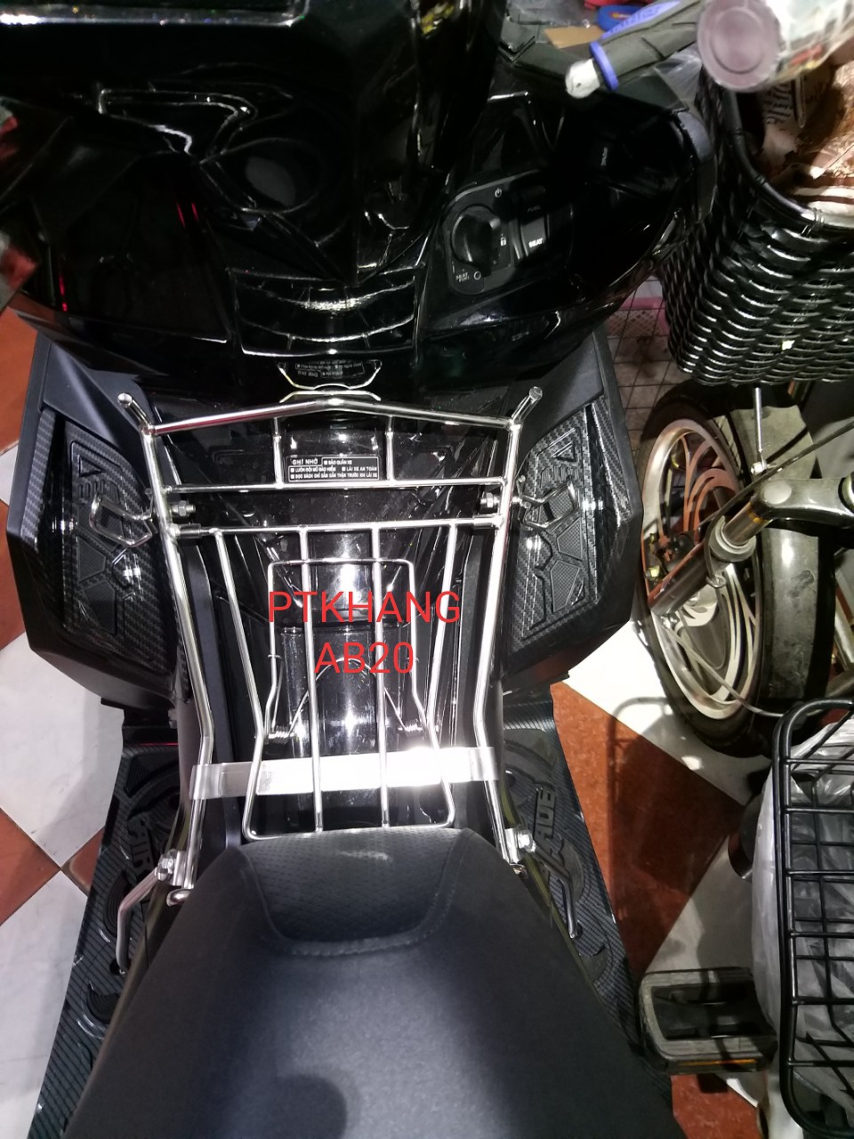 ỐP GÁC CHÂN EM BÉ XE AIRBLADE 2020 CARBON