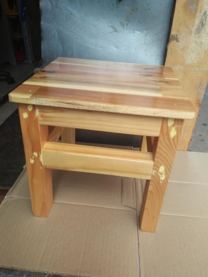 Ghế đôn bằng gỗ thông vuông 30 cm