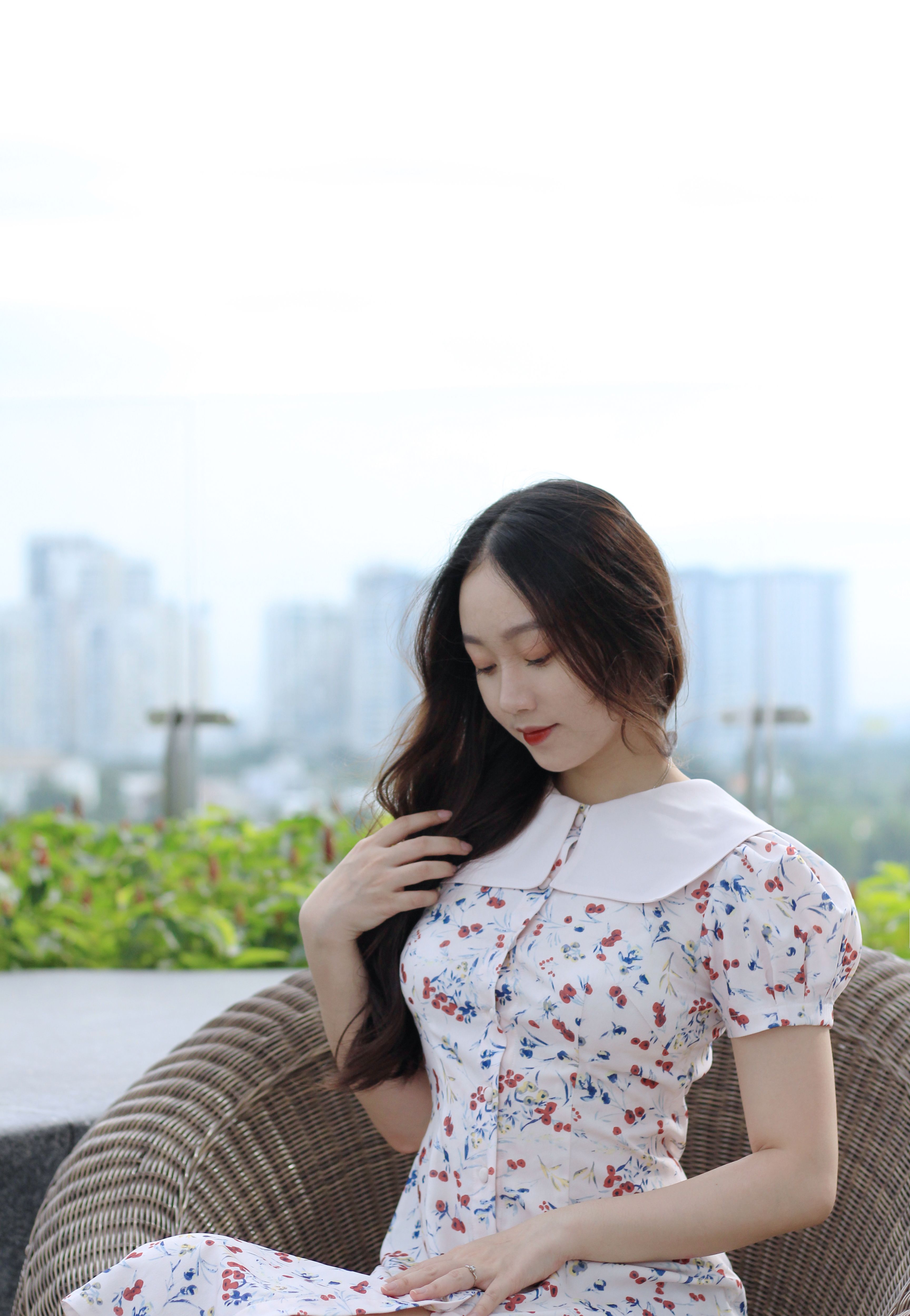 Đầm lụa cổ vuông hàng nút trước tôn dáng
