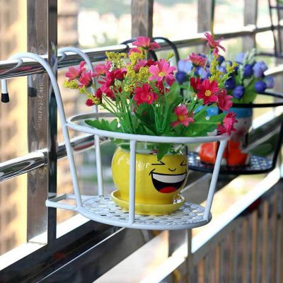 Với giá treo hoa ban công sắt sơn cao cấp, bạn sẽ có một không gian thư giãn vô cùng đặc biệt và hoàn hảo của riêng mình. Chúng giúp bạn treo nhiều chậu hoa và kết hợp với các vật dụng trang trí khác để tạo nên một không gian sống đẹp như mơ.