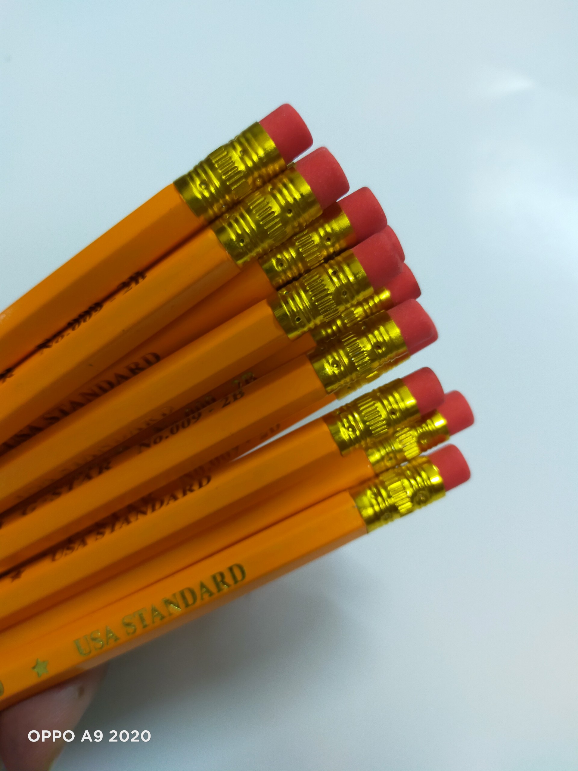 Hộp 12 cây bút chì vàng 2B Gstar