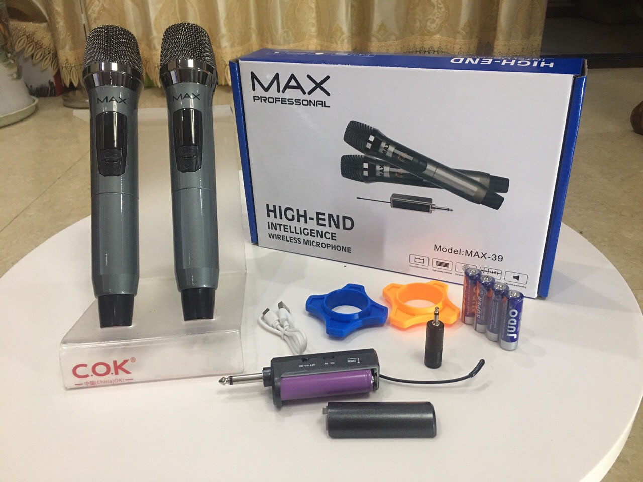 Mua micro karaoke micro bluetooth không dây giảm đến 50- bộ micro không dây đa năng max-39 chống hú cao cấp màn hình led hiển thị thông minh hát karaoke cực chất được sử dụng ở hầu hết các gia đình quán hát karaoke.