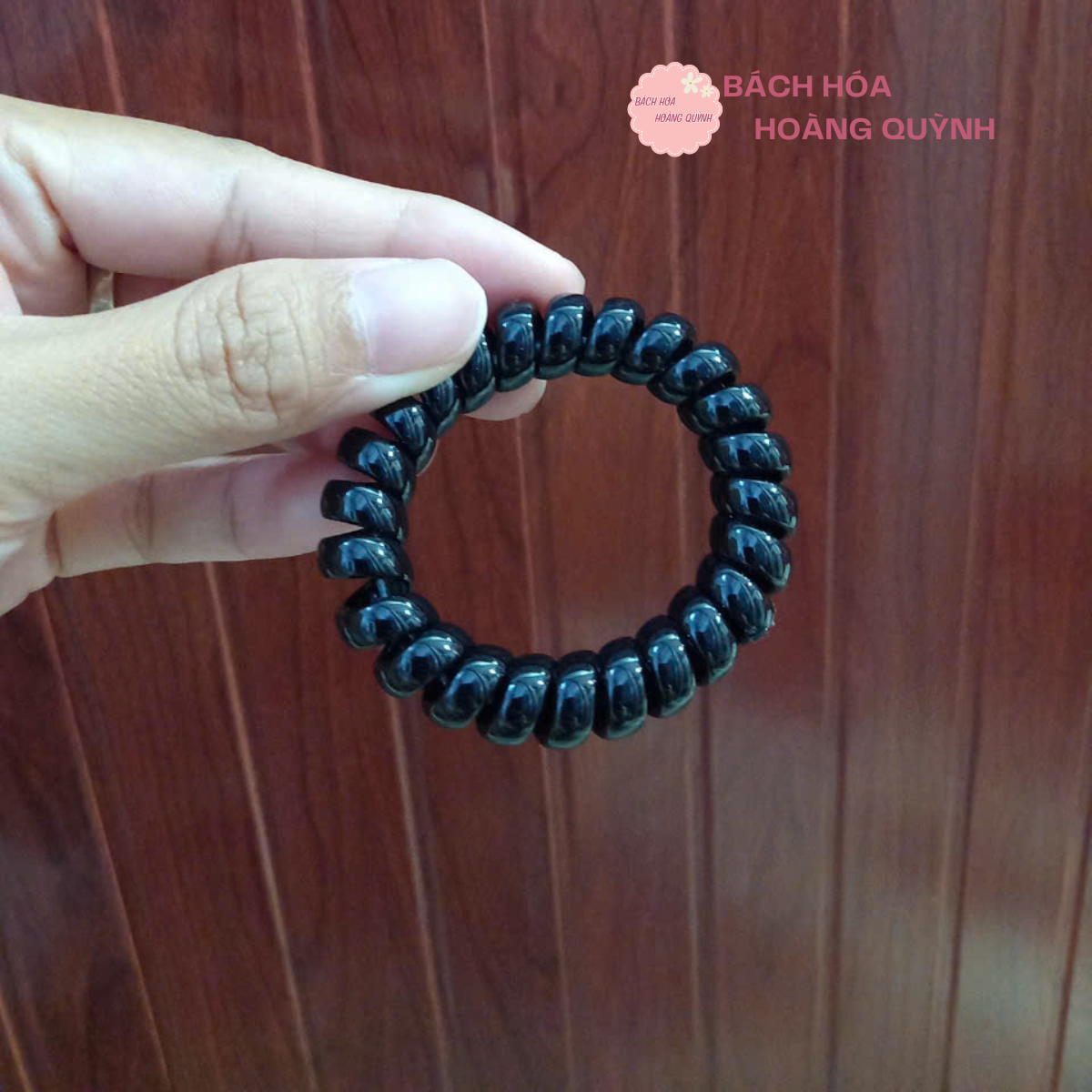 1 dây cột tóc lò xo bằng nhựa màu đen