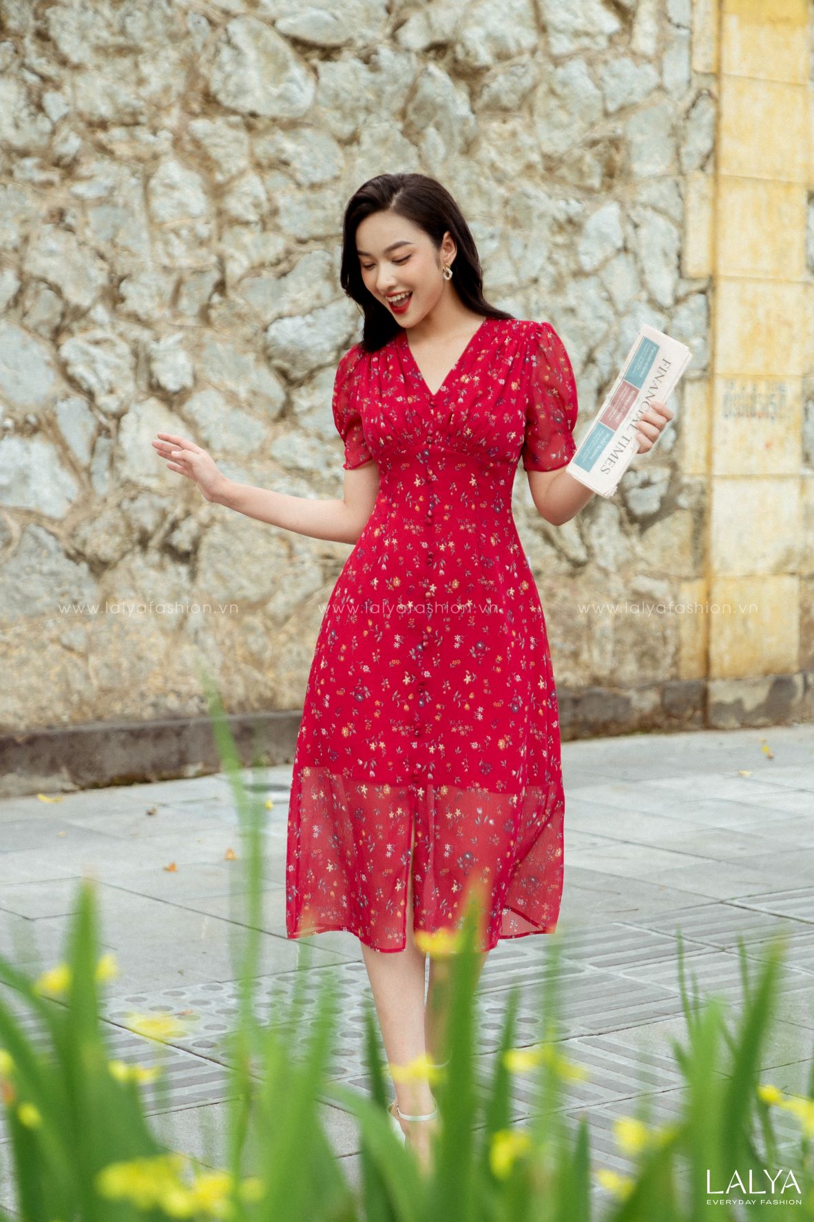 LALYA_D373_ Váy hoa đỏ cúc bọc chun vai_ĐỎ