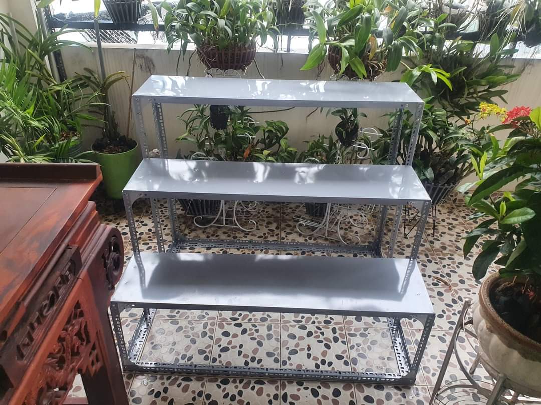 Kệ mâm sắt v lỗ 3 bậc thang(R40cm x D60cm,80cm,1m,1,2m.1,5m) Cao nhiều kích thước