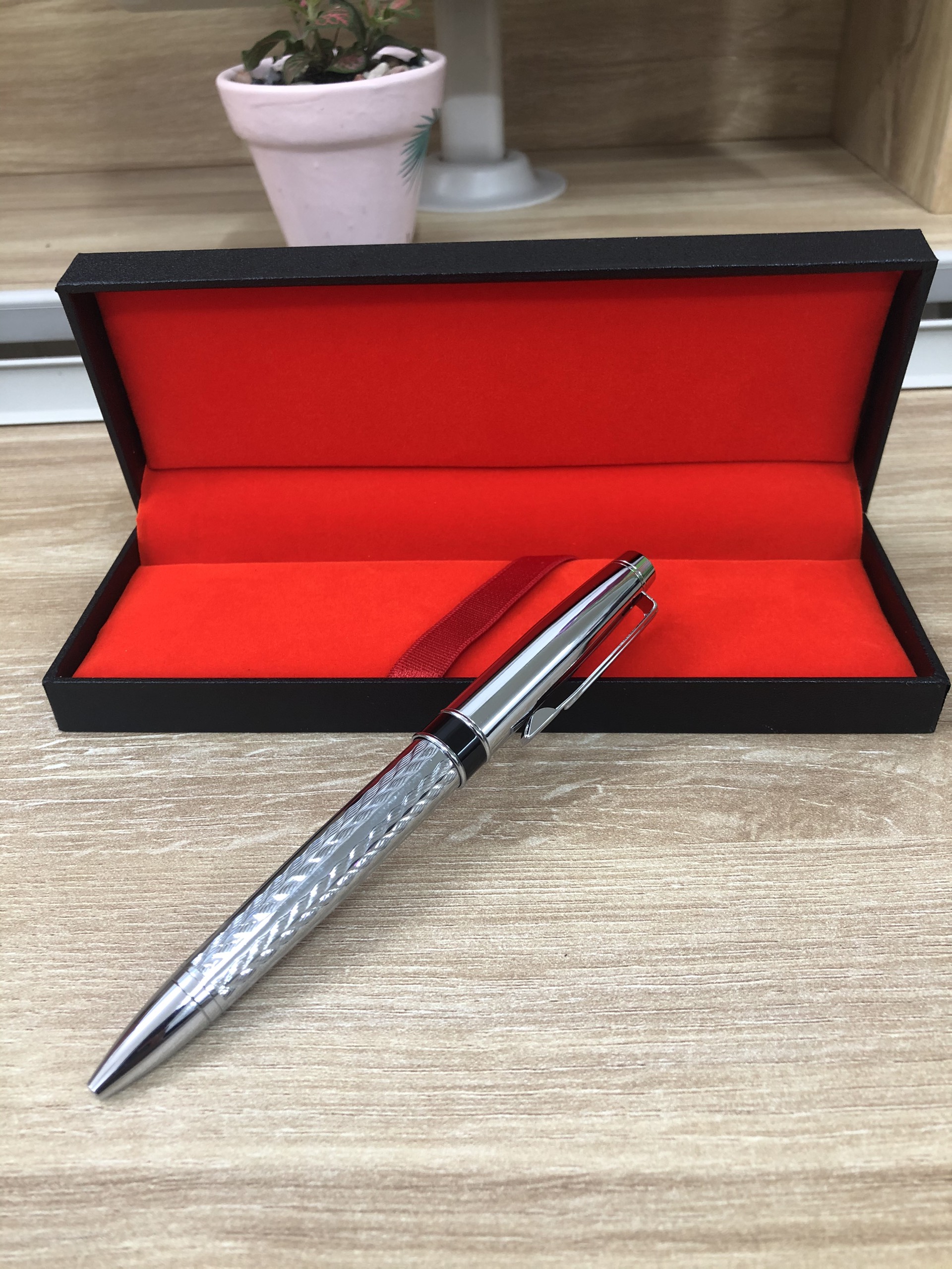 Bút ký phù hợp làm quà tặng được làm từ chât liệu kim loại tráng lớp sơn trắng bóng chống gỉ đựng trong hộp nhung đỏ cao cấp