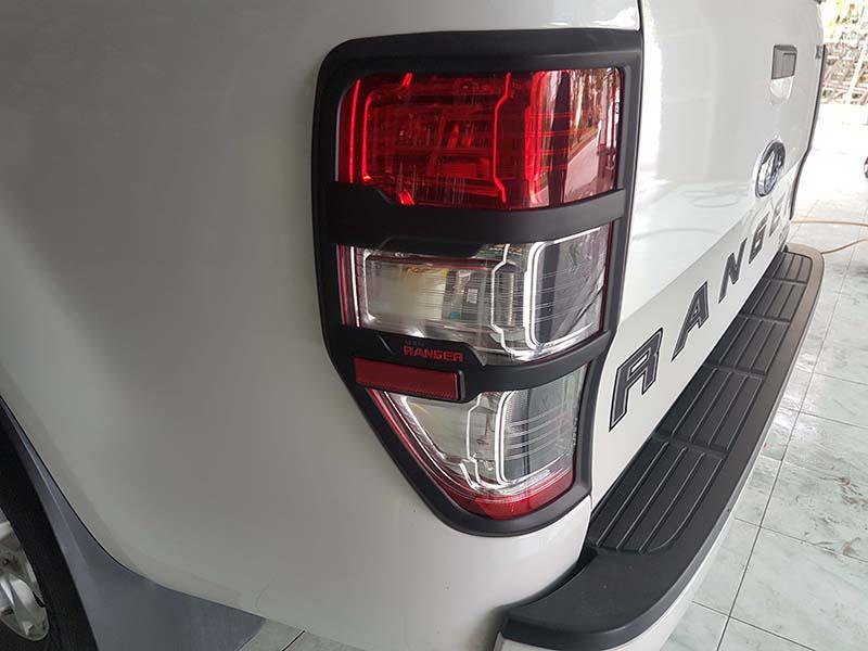 Ốp trang trí đèn hậu Ford Ranger màu đen sang trọng