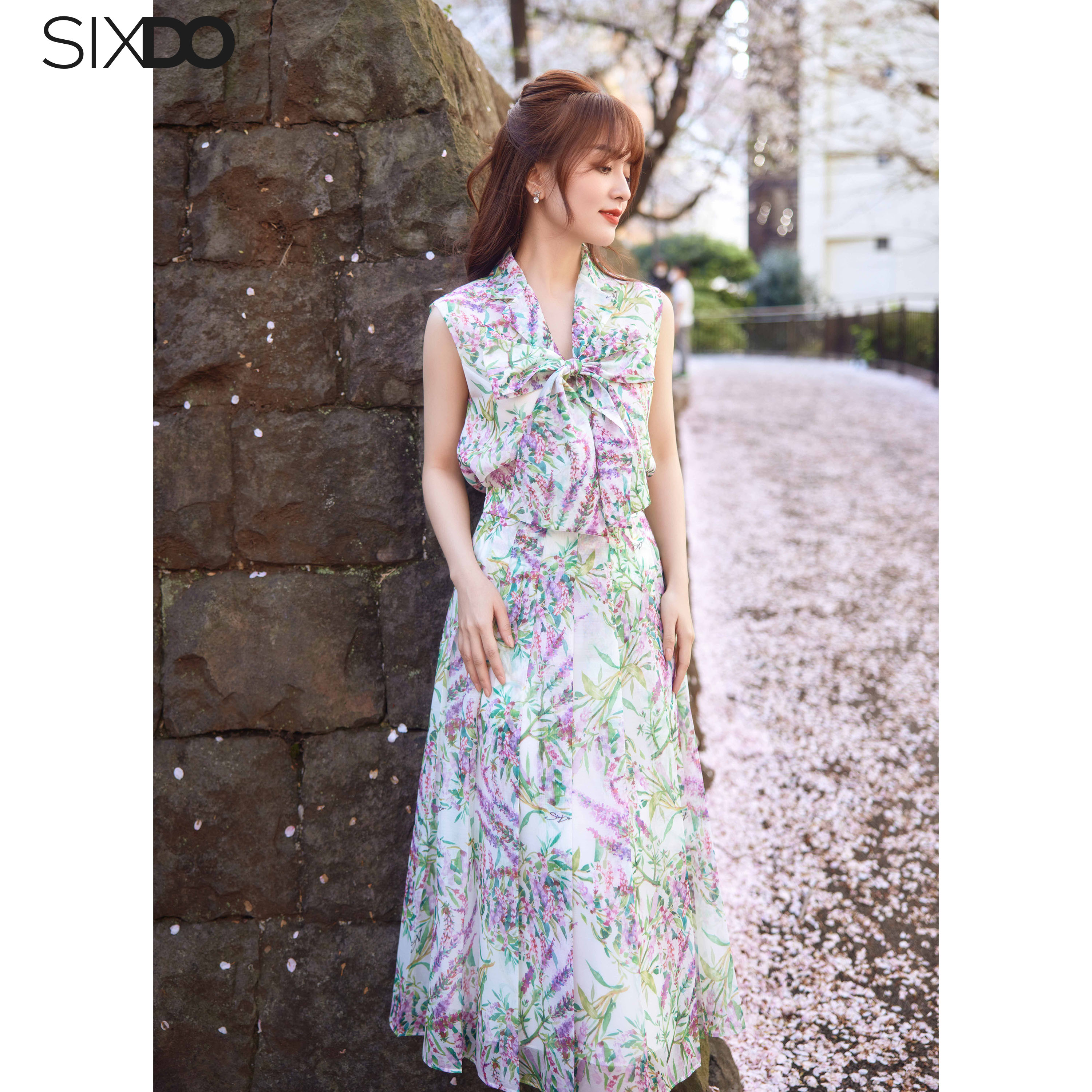 Áo hoa kiểu nữ sát nách nơ cổ SIXDO (White Floral Bowtie Top)