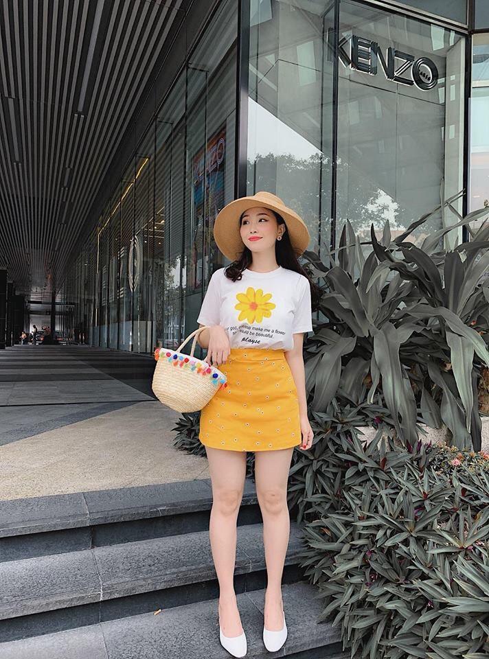 Set áo thun in hình và chân váy ngắn