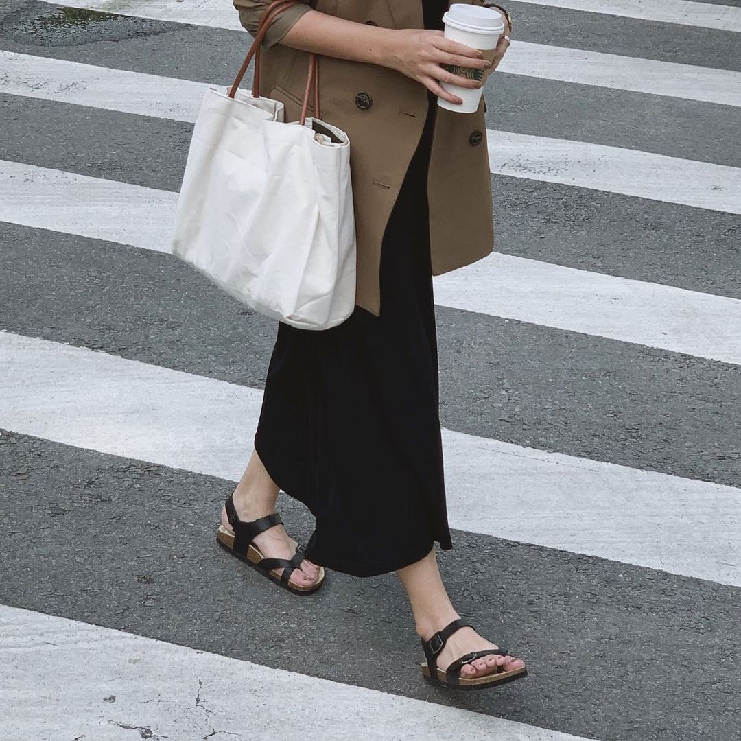 Giày Sandal đế trấu unisex xỏ ngón da pu đen