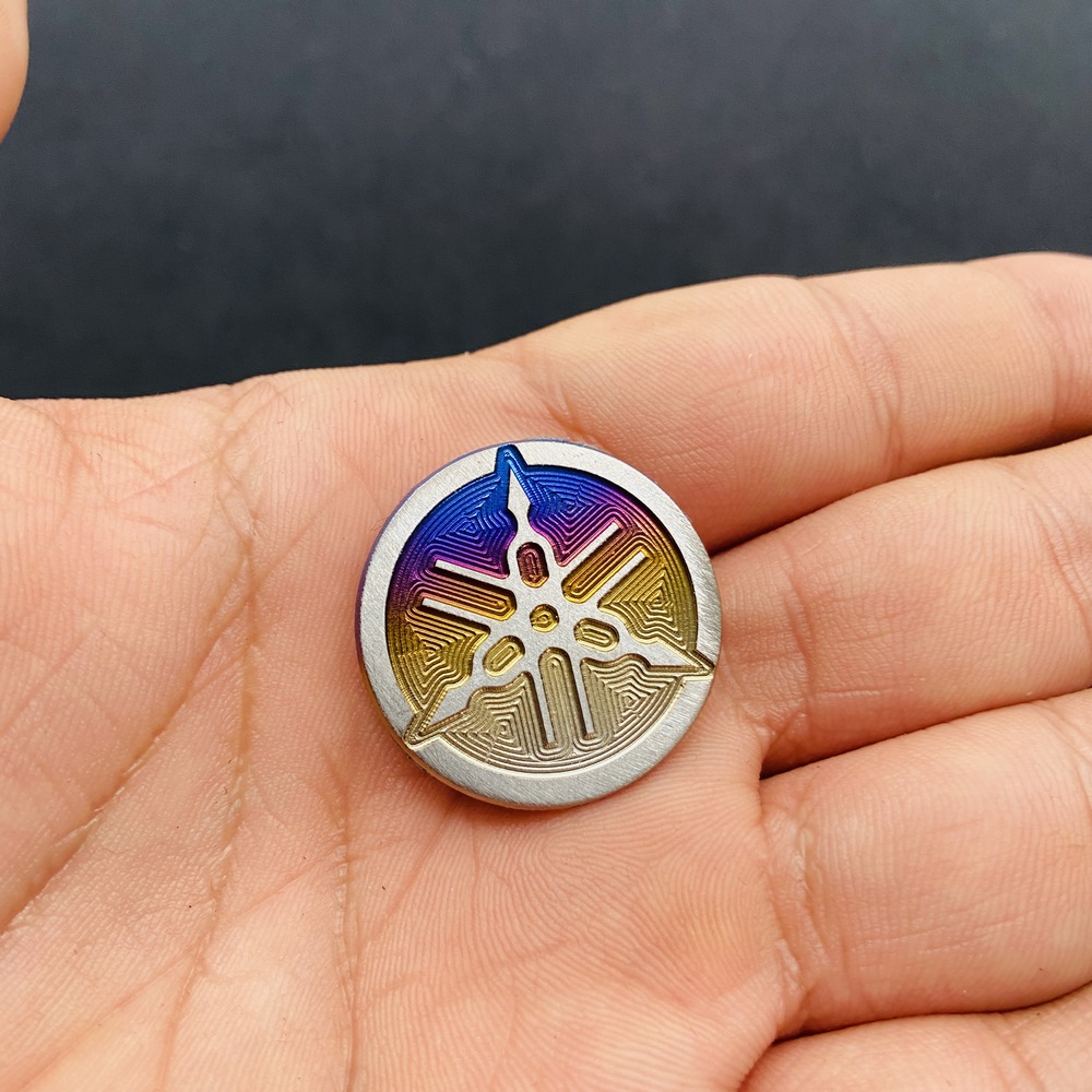 [XE MÁY] TEM TITAN LOGO YAMAHA TRÒN DÁN TRANG TRÍ XE MÁY, VẬT DỤNG, ỐP LƯNG ĐIỆN THOẠI, NÓN BẢO HIỂM..