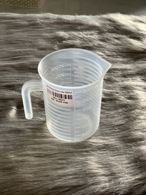 Ca đong nhựa chia vạch 300ml