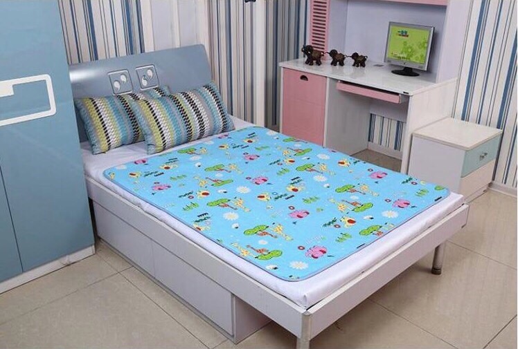 Tấm Lót Thảm Chống Thấm 3 Lớp Cho Em Bé Và Người Già Size Lớn 80x120cm