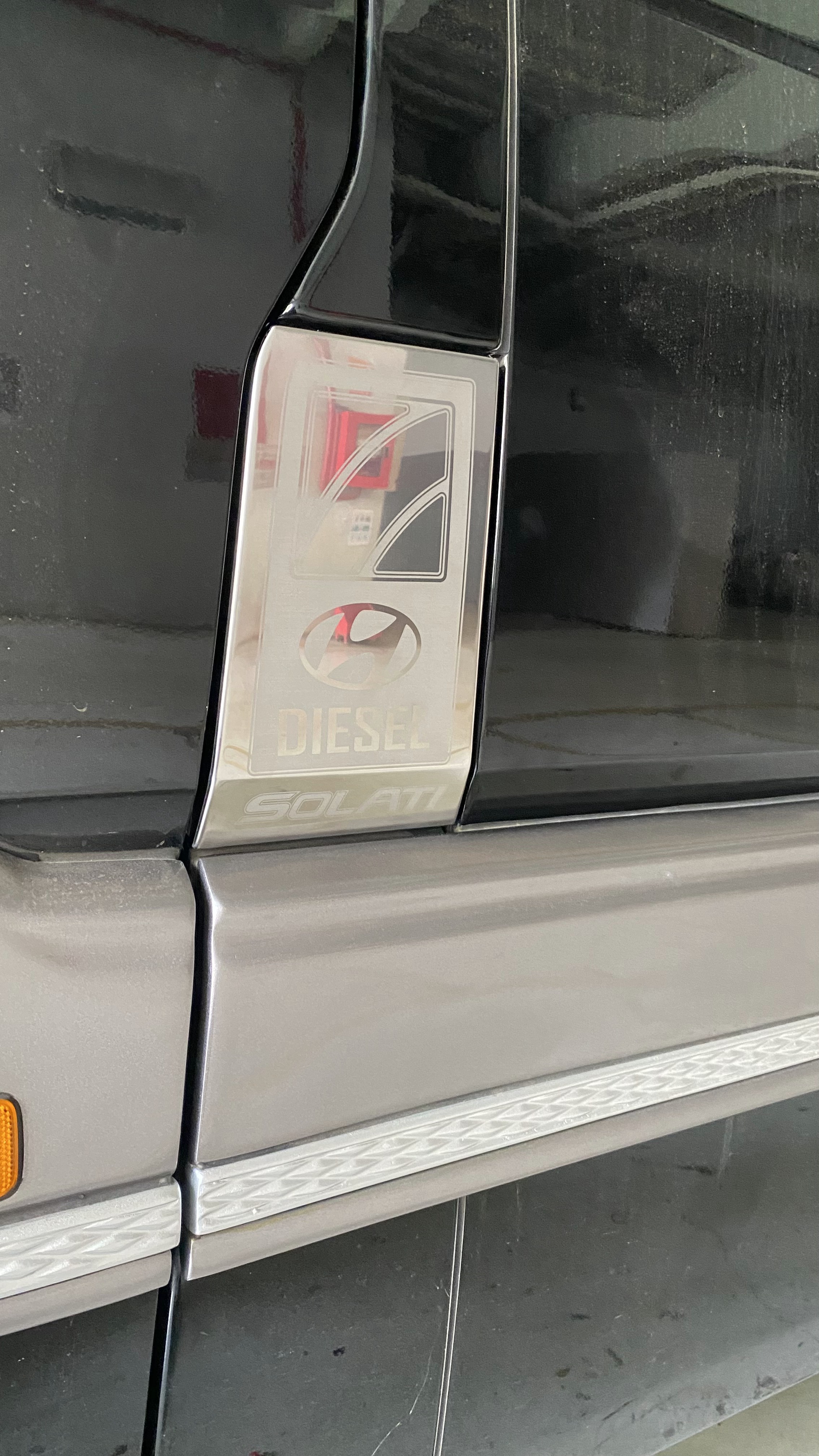 Ốp INOX nắp bình xăng HYUNDAI Solati