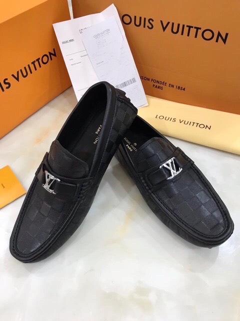 giày nam dáng lười kẻ caro gắn logo sáng bóng