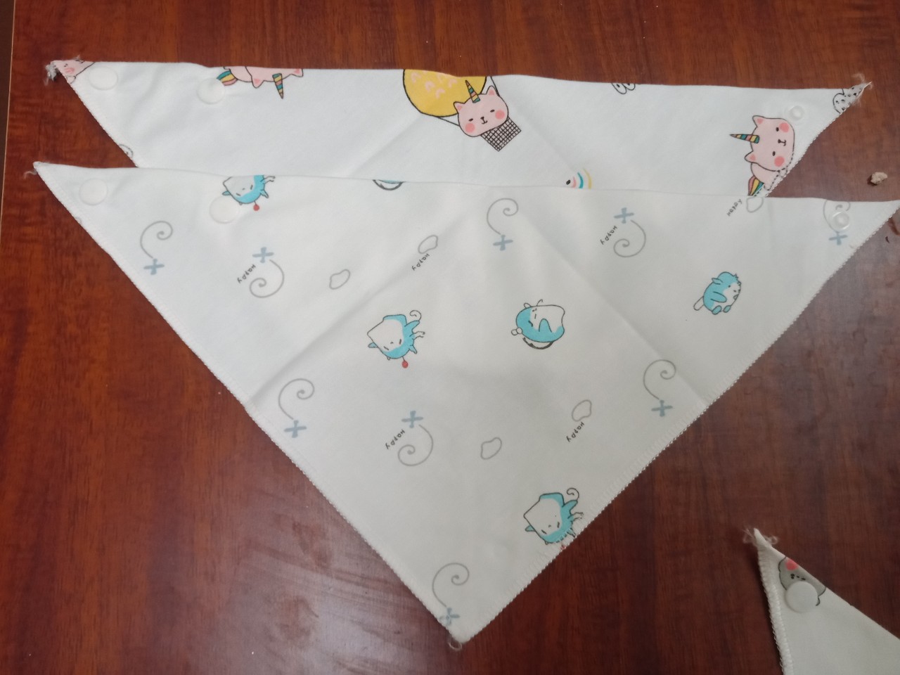 Khăn yếm tam giác cotton có cúc bấm
