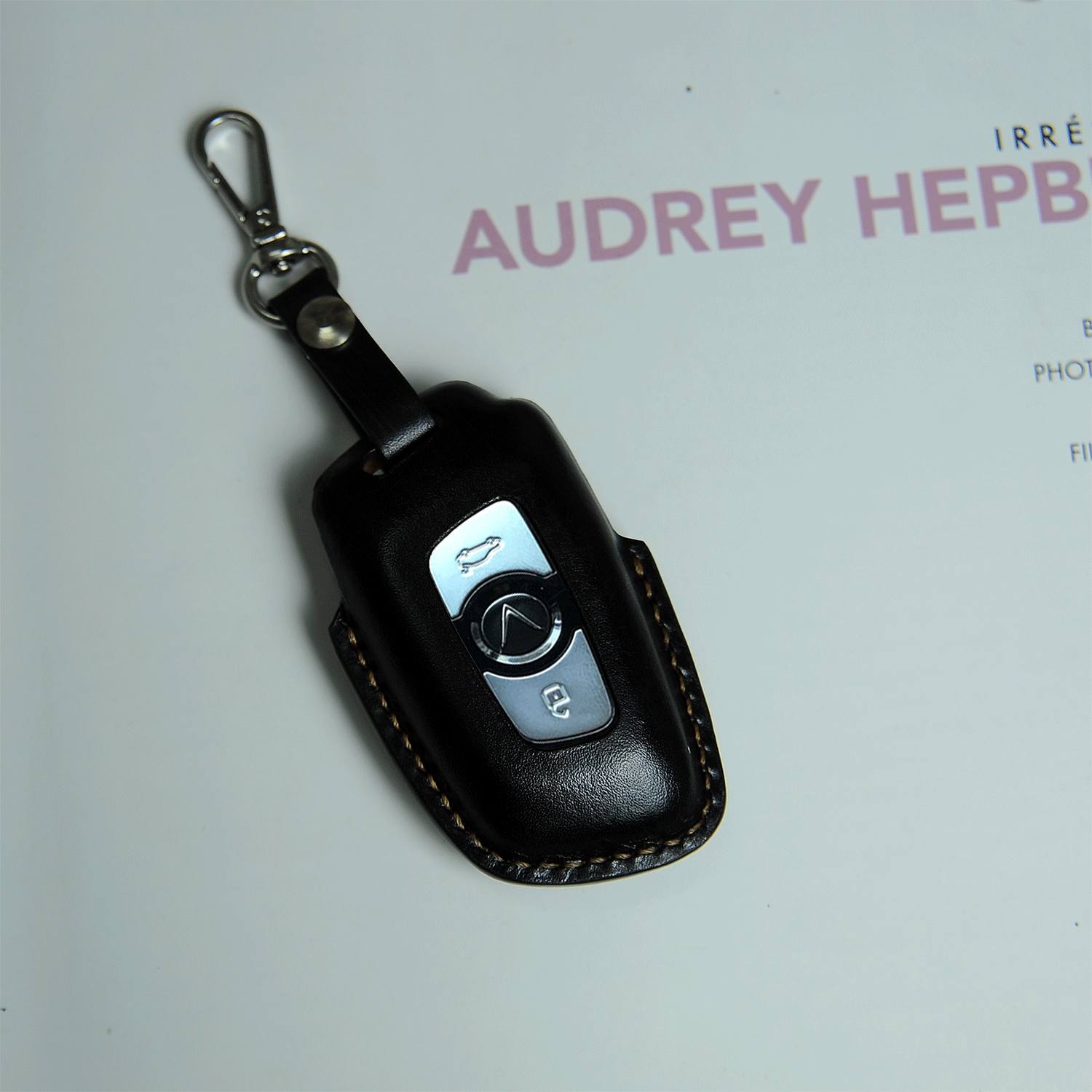 Bao da chìa khoá xe Vinfast LUX A màu đen, chất liệu da bò thật nhập khẩu, sản phẩm handmade cao cấp