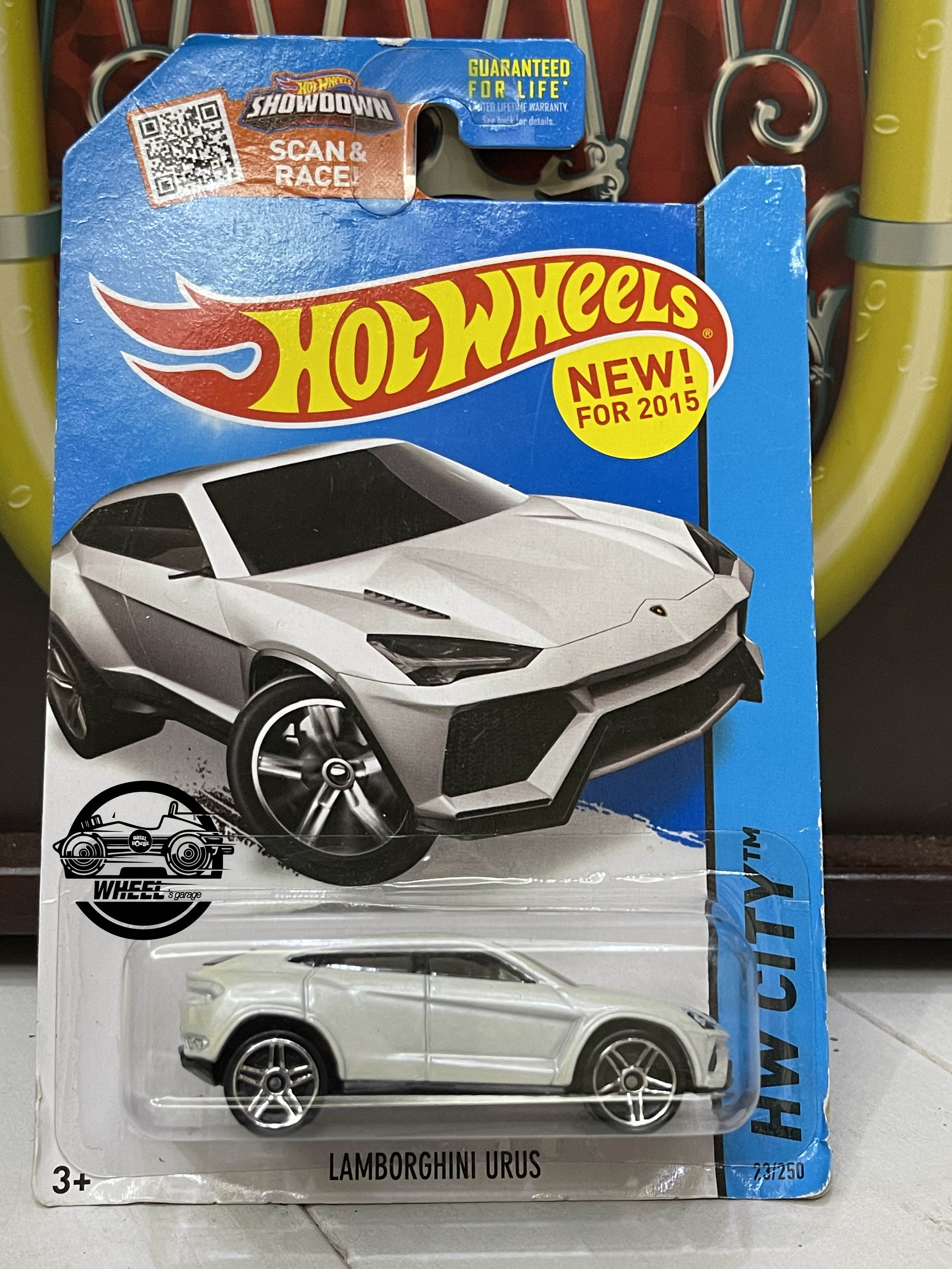 Xe mô hình đồ chơi Hotwheels cơ bản 1:64 - Lamborghini Urus (trắng) |  