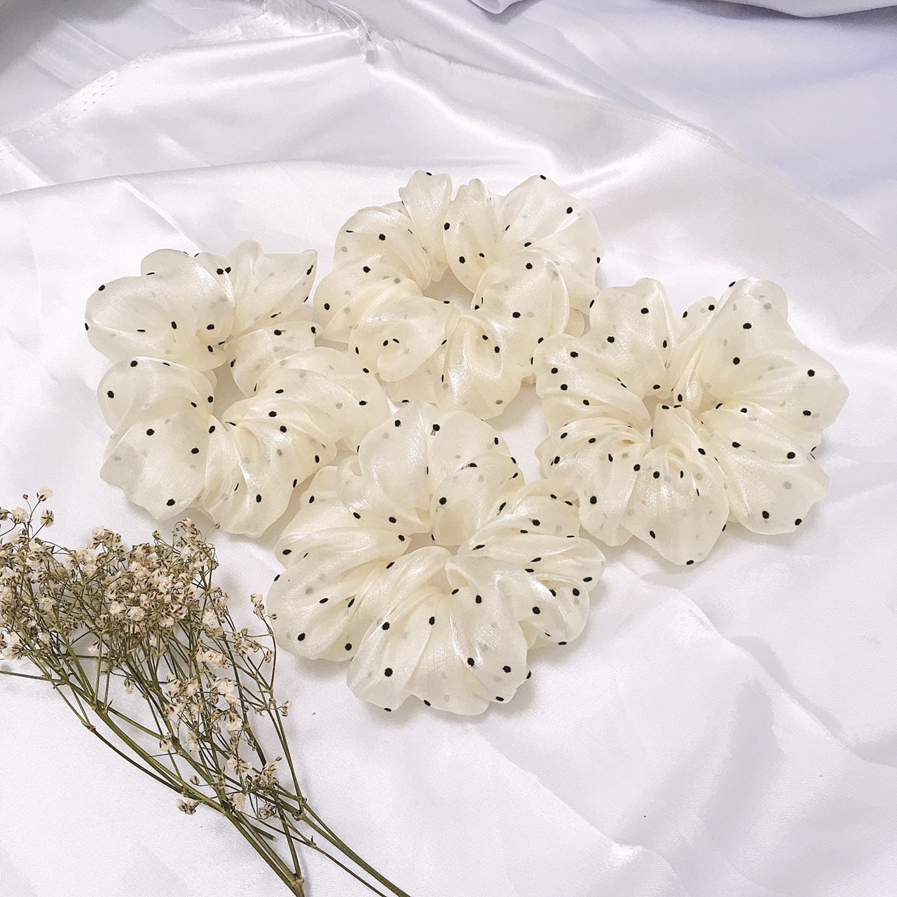 CỘT TÓC SCRUNCHIES VOAN PHỒNG TO CHẤM BI ĐEN SIÊU ĐẸP- CỘT TÓC HOTTREND