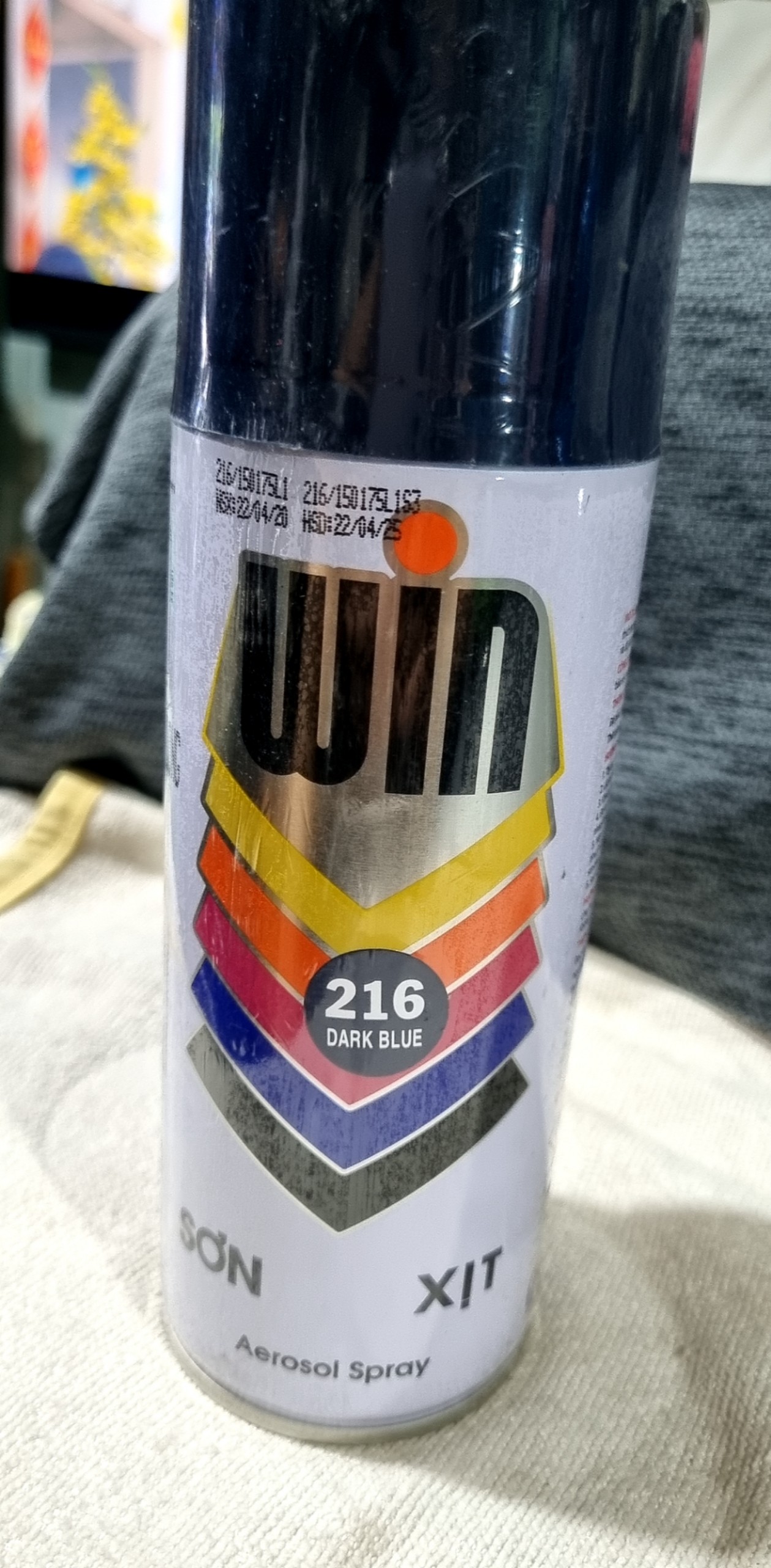 Sơn xịt màu xanh dương đậm A216  WIN ( 400 ml ) ( như hình)