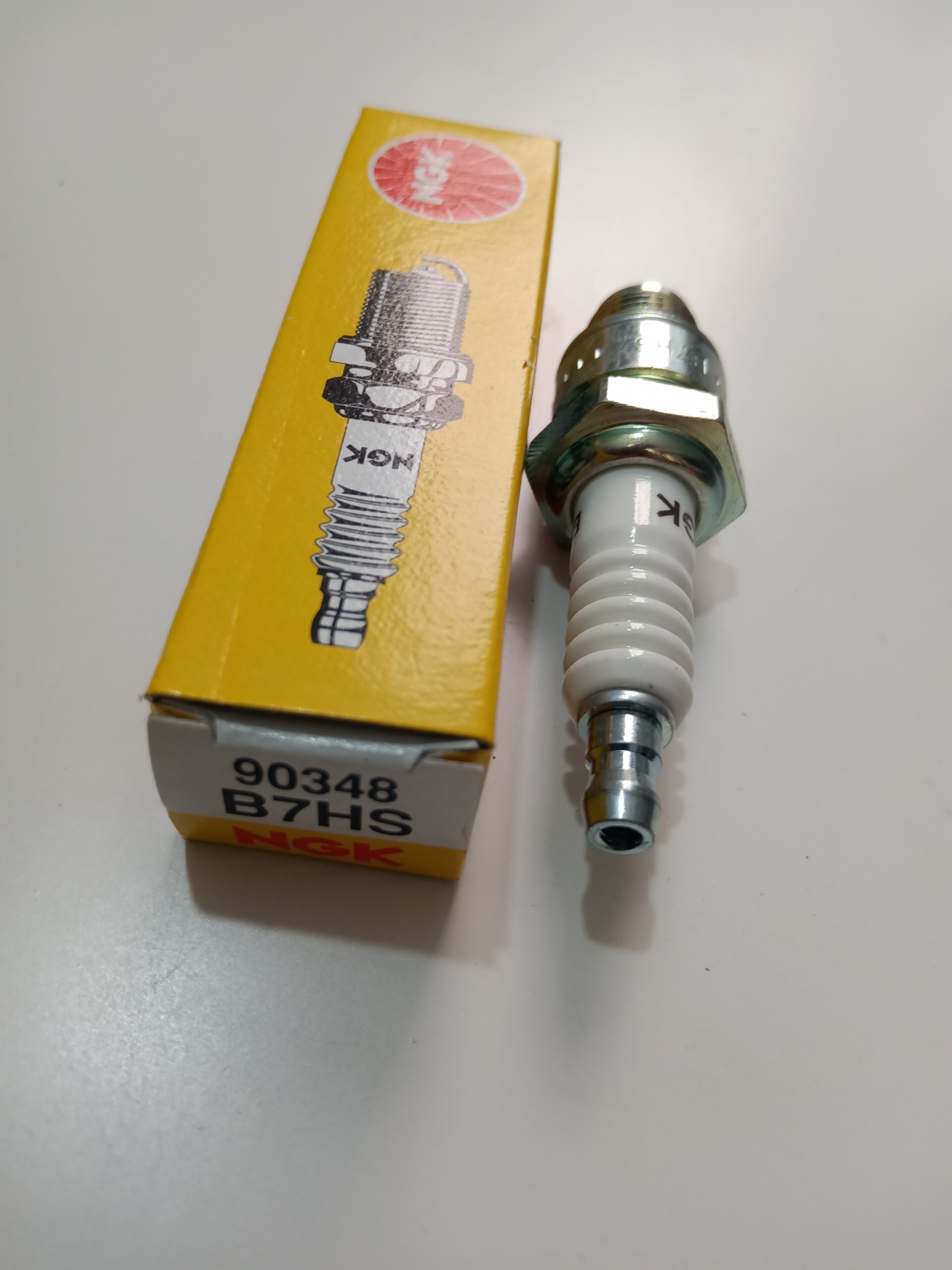 Bugi NGK standard B7HS cho dòng xe 2 thì