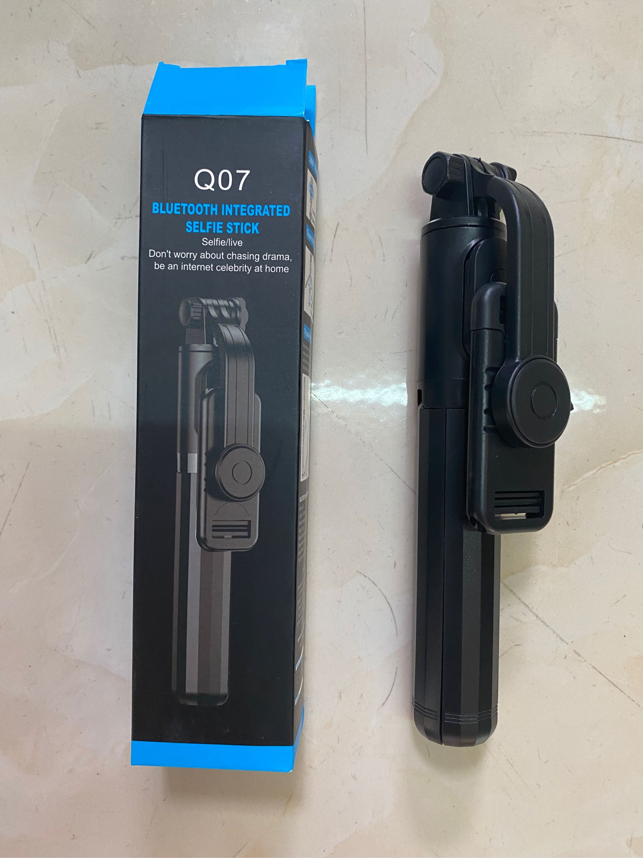 Nguyên Hộp - Gậy Chụp Ảnh Tự Sướng 3 Chân Đa Năng Q07 Dài 1M , Chụp Hình , Quay Phim , Livestream Nhỏ Gọn , Tiện Lợi , Gấp Gọn Dễ Mang Theo , Remote Bluetooth Có Sẵn.