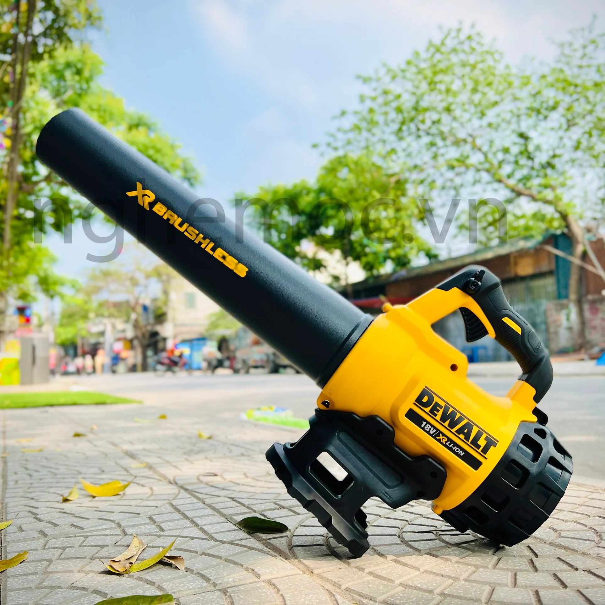 Máy thổi bụi dùng pin 18-20v Dewalt DCM562