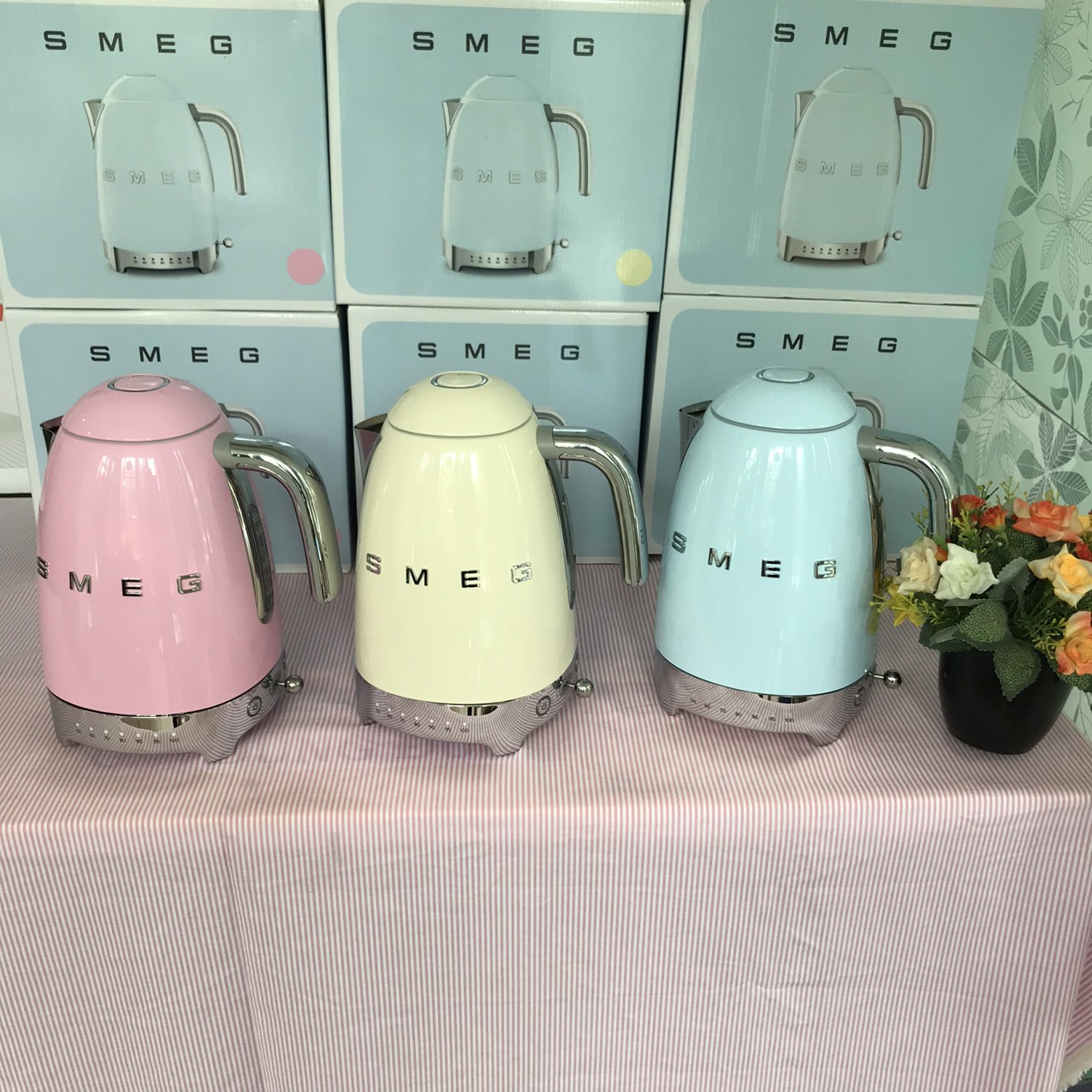 Ấm Đun Nước Siêu Tốc Smeg KLF04 Chỉnh Nhiệt Giữ Ấm Ấm Đun Nước 1.7 Lít Chất  Liệu Inox Ấm Đun Nước Smeg Màu Hồng Kem Xanh Thiết Kế Ấm Đun Nước