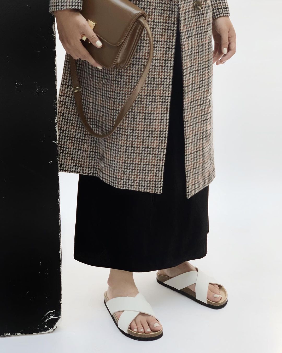 Dép đế trấu unisex quai chéo da pu trắng