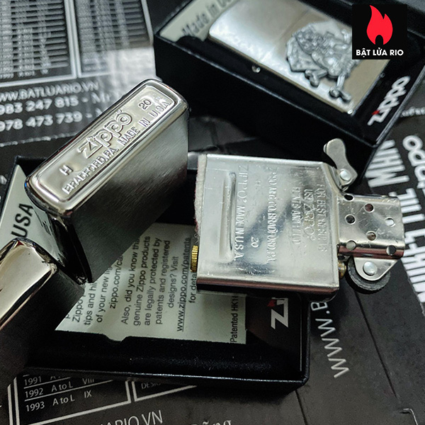 Zippo 49293 - Zippo Cards and Skull Emblem Brushed Chrome