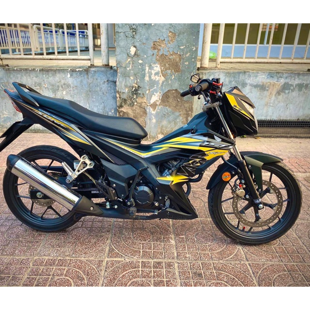 Tem sonic rs vàng rời xe đen