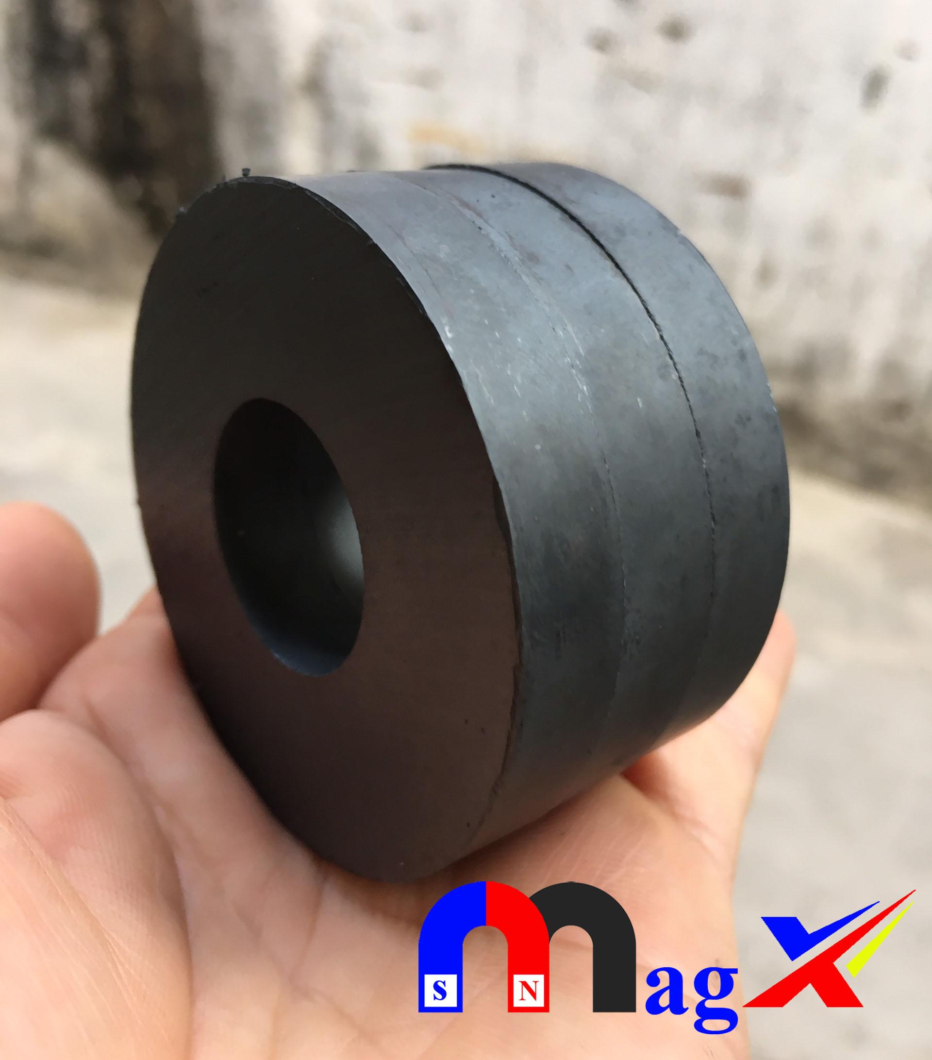 Nam Châm Ferrite Ø 60x10 Lỗ 24 - Nam Châm Đen Y30