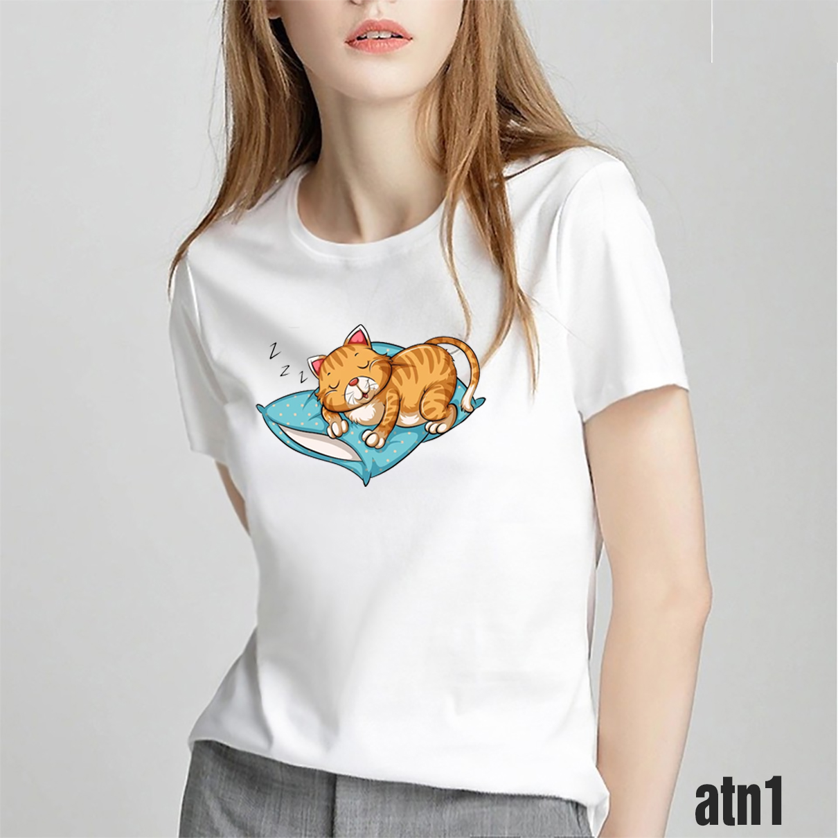 áo thun nữ in hình mèo trên cát
