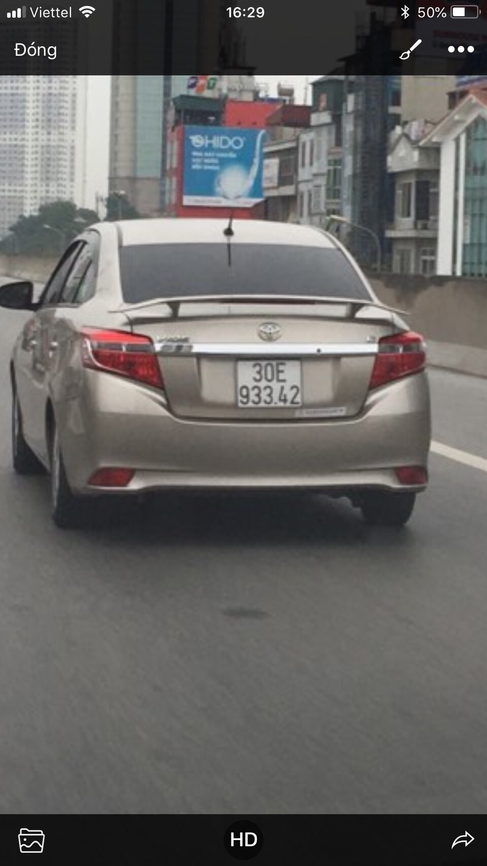 Đuôi gió thể thao sedan.