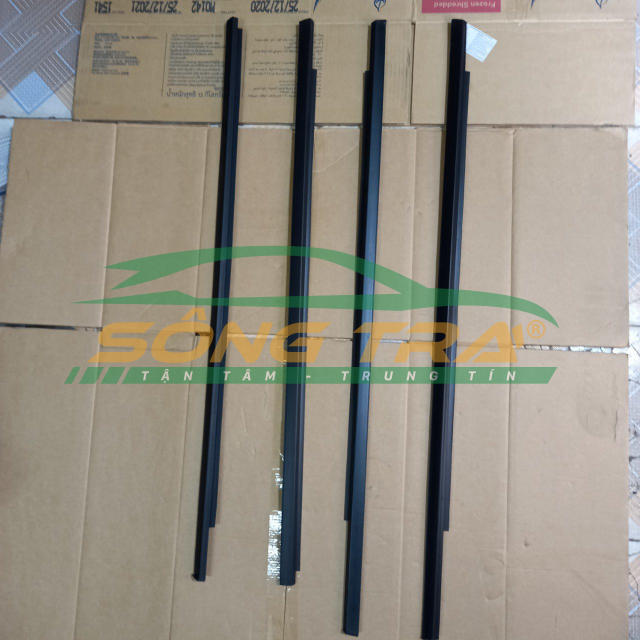 NẸP CHÂN KÍNH NGOÀI DAEWOO LACETTI ( GIÁ MỘT BỘ 4 CÁI)